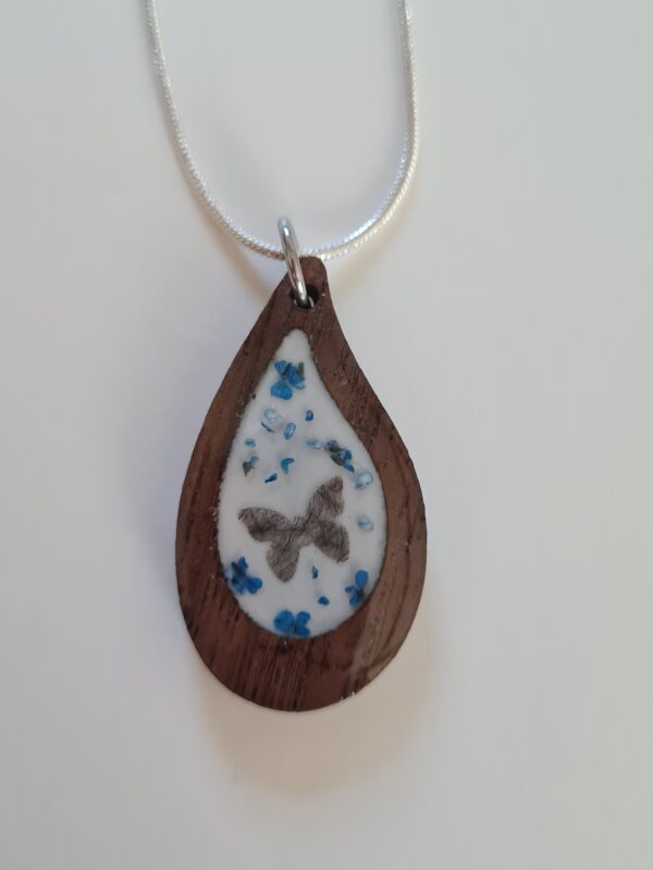 Medaillon aus Edelholz mit Erbgut