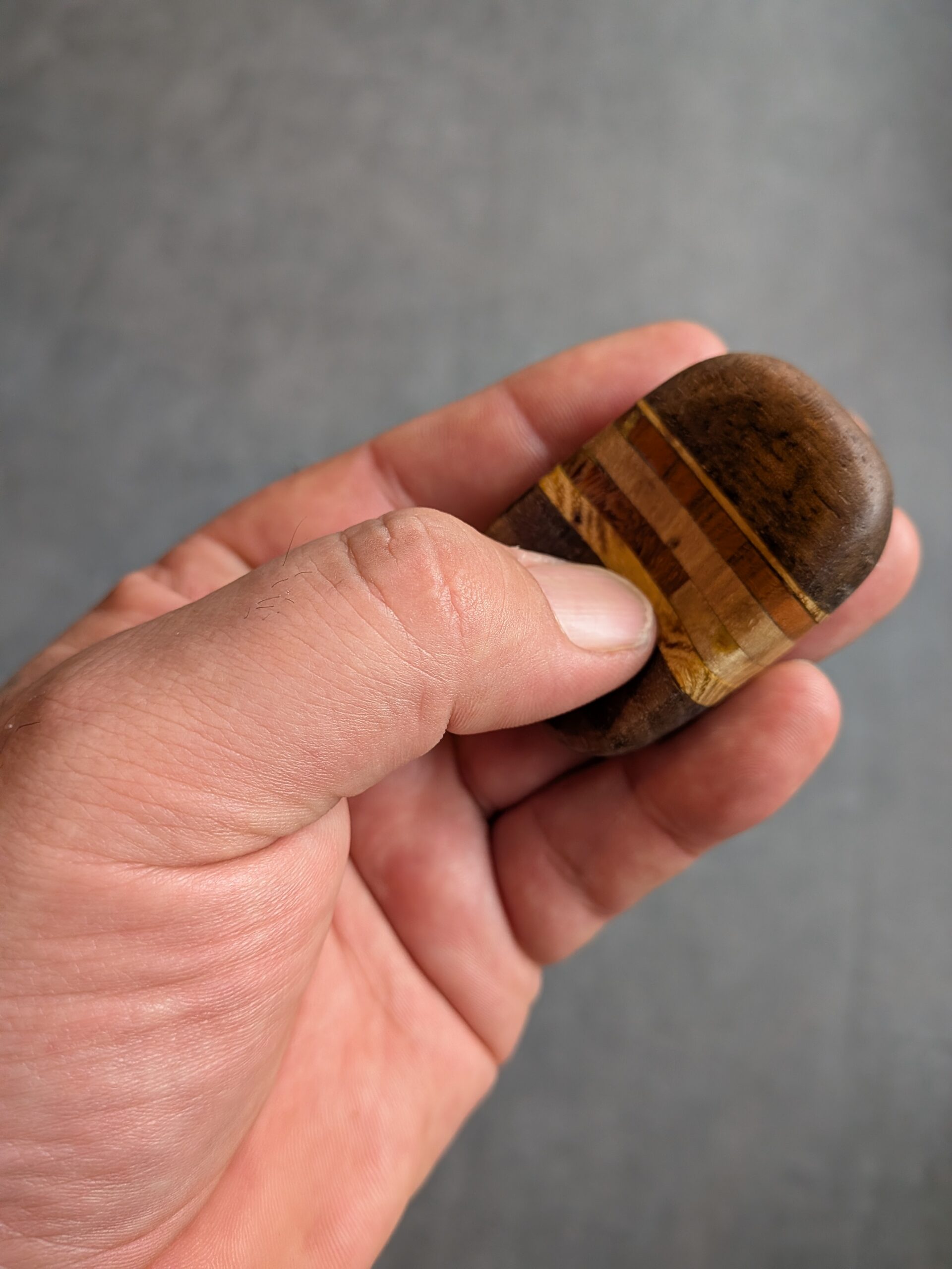 Seelenstein Holz mit Daumenkuhle – Bild 5